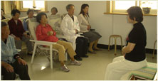 Liu Yafei, the 7th successor of Nei Yang Gong Qigong and Vice Director of the Beidaihe Medical Qigong hospital guiding patients in the practice of Jing Gong

